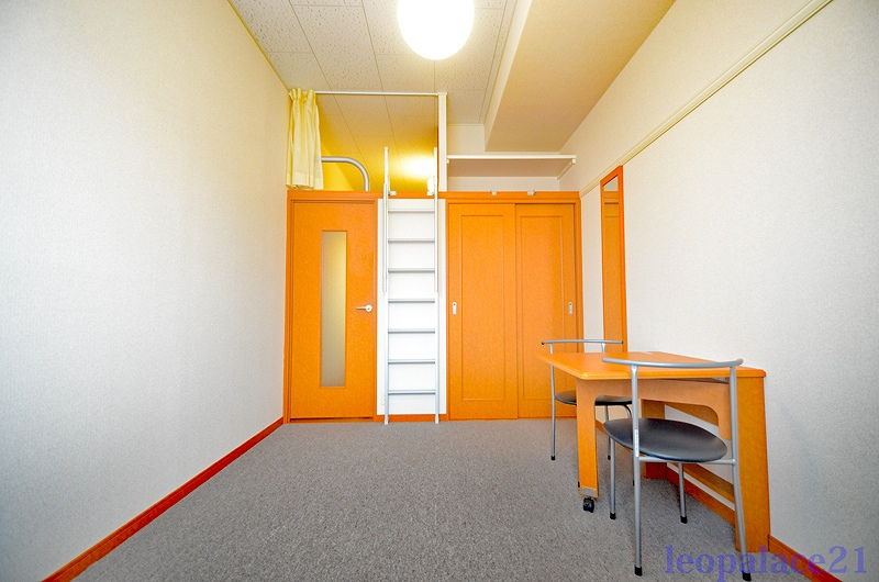 レオパレス銀豊 居間