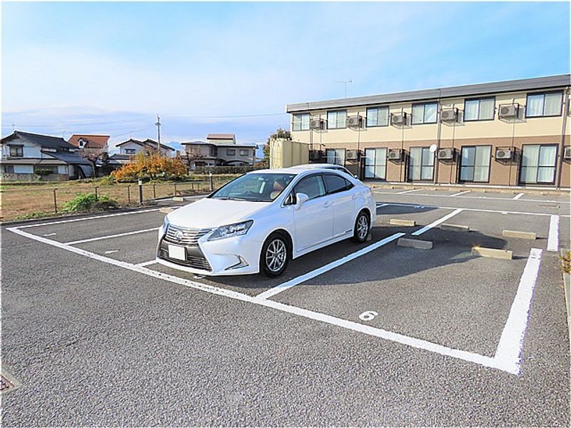 レオパレスエスポワールシャトー 駐車場