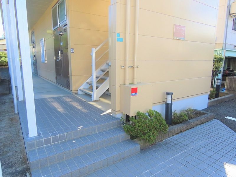 レオパレスＡＶＡＮＺＡＲＥ　Ｋ エントランス