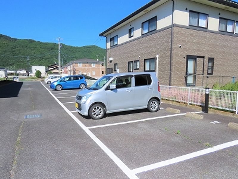 レオパレスピュアフル 駐車場
