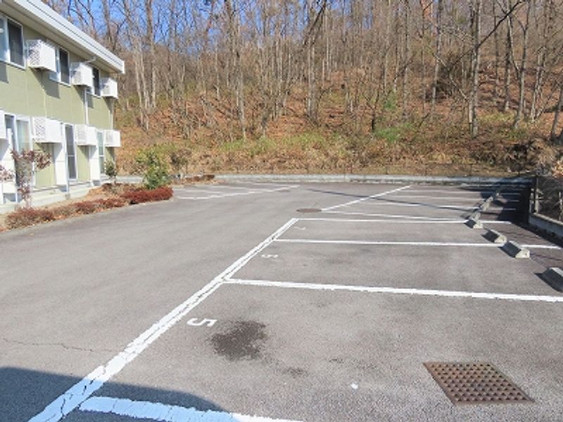 レオパレスつくし 駐車場