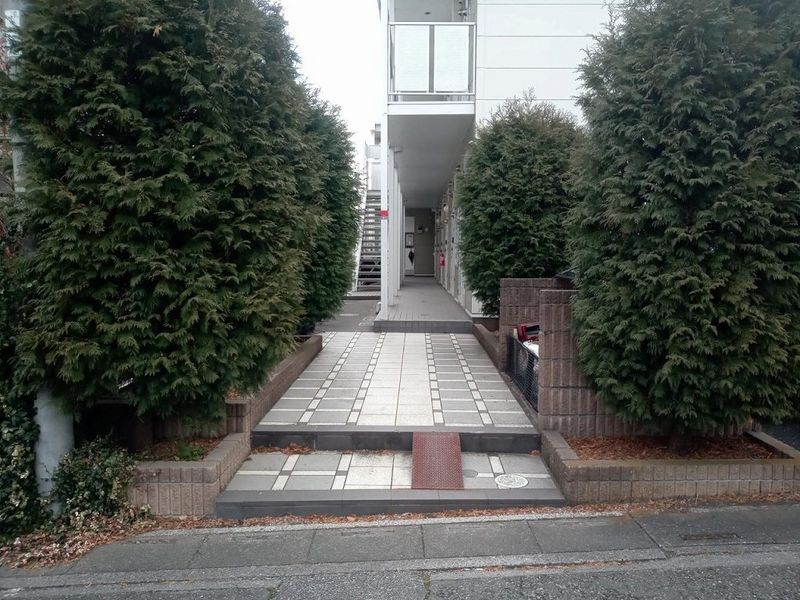 レオパレス鳩ケ谷本町 エントランス