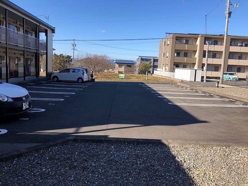 レオパレスみらい 駐車場