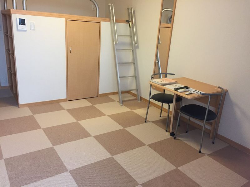 レオパレスラーラ 居間