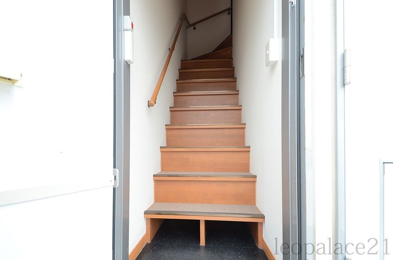 レオパレスハーモニーヒルズ 玄関