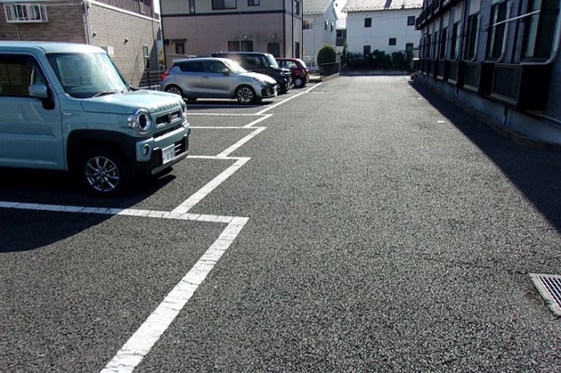 レオパレスラ　ポム　ウルーズ 駐車場