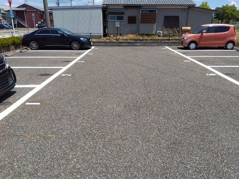 レオパレスルーナ 駐車場
