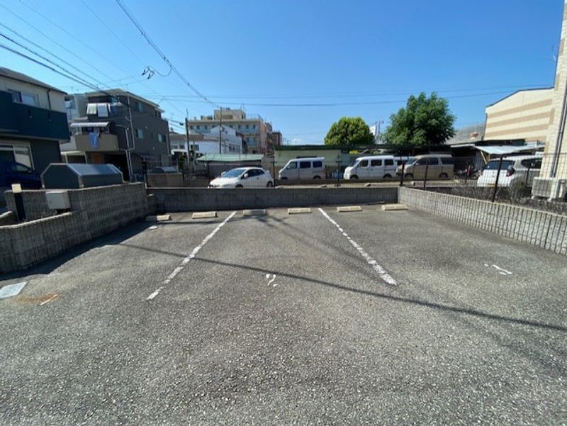 レオパレスツーリーフ 駐車場