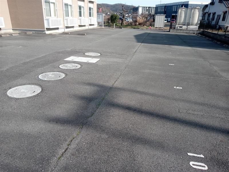 レオパレスアステカ 駐車場