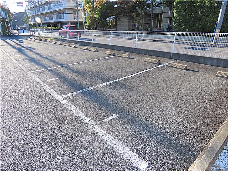レオパレスフロイデン 駐車場