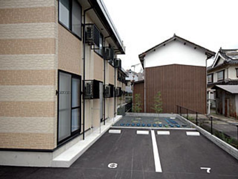 レオパレスラフォーレ倉吉 駐車場