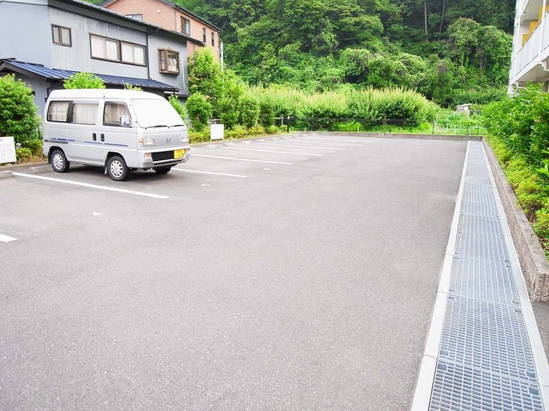 レオパレス弥勒寺 駐車場