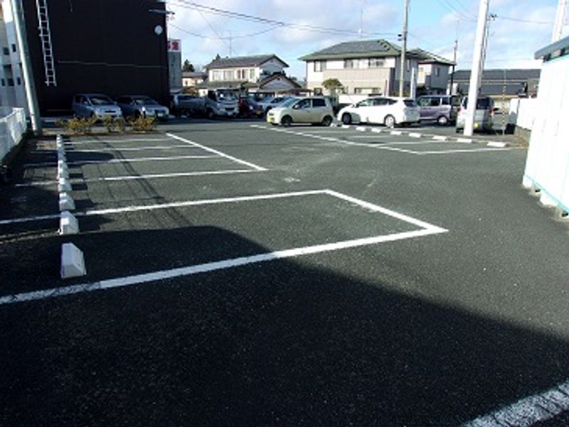 レオパレスユーカリ 駐車場