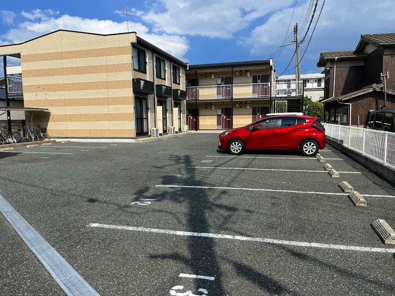 レオパレスベルグローリー 駐車場