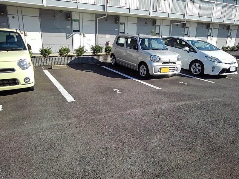 レオパレスクレール勝賀 駐車場