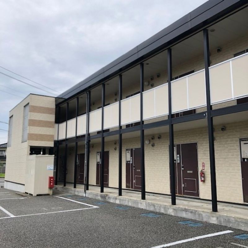 レオパレスラ　プランタン 玄関