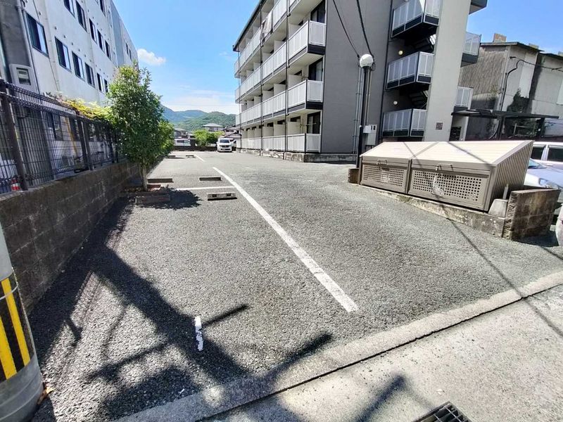 レオパレスフェアリー 駐車場