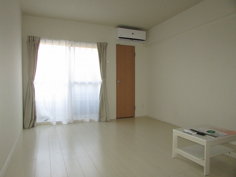 クレイノＫＡＧＵＲＡＭＡＣＨＩ 居間