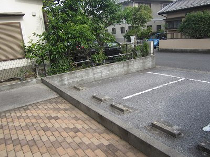 レオパレスミディ 駐車場