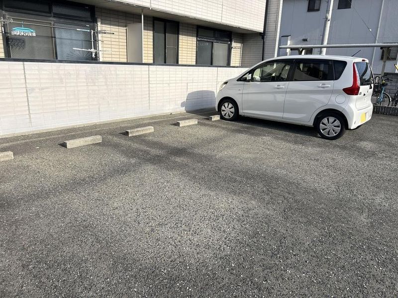 レオパレスＬｅｓ　Ａｍｉｅｓ 駐車場