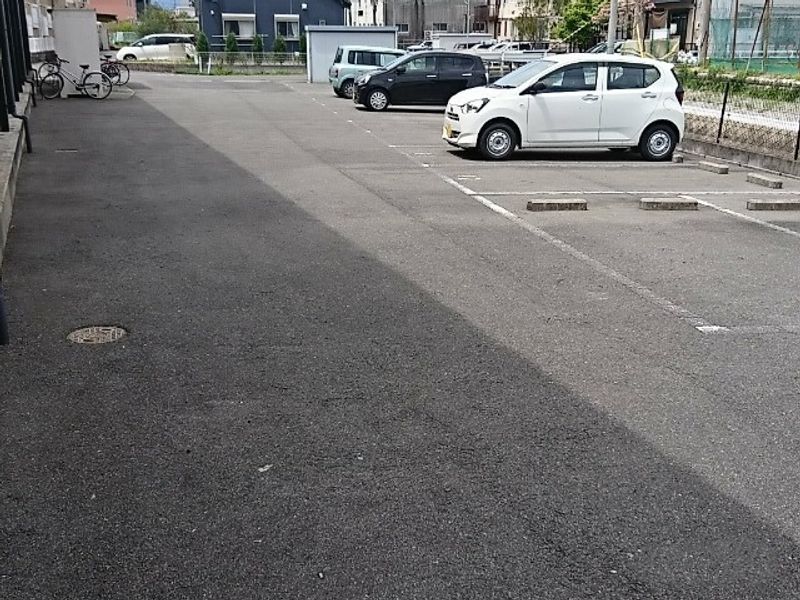 レオパレスまいか 駐車場