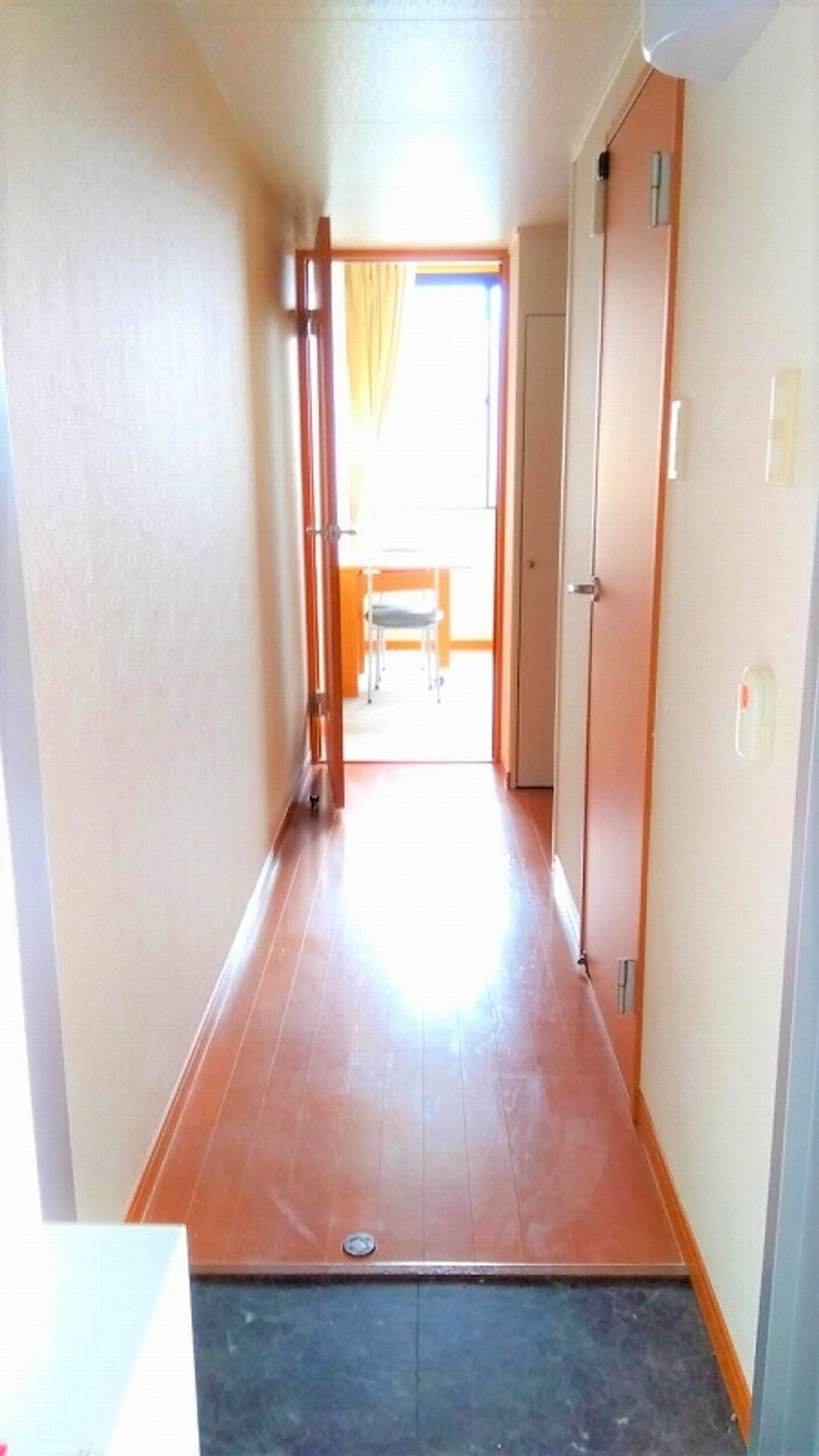 レオパレスカームヒルズ 玄関