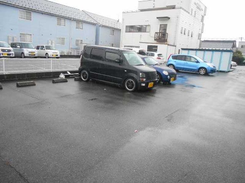 レオパレスプレミール 駐車場
