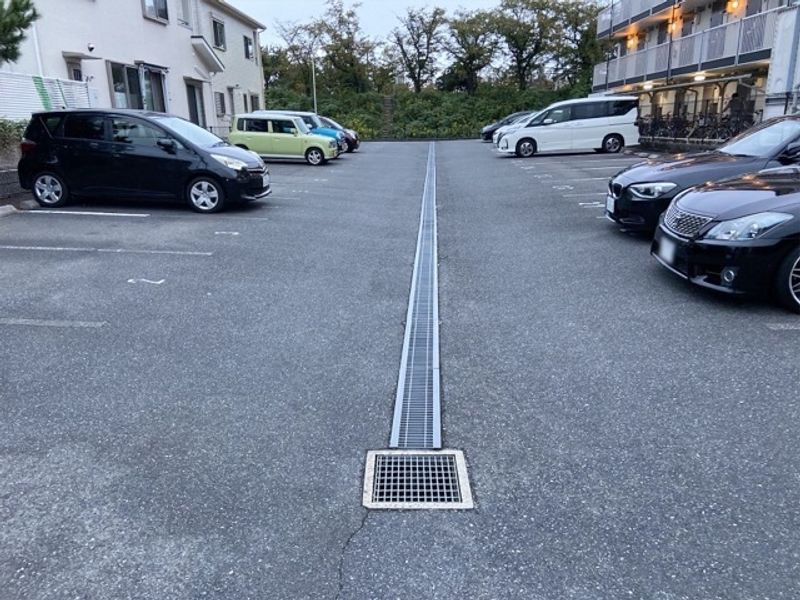レオパレスフィオーレ住吉 駐車場