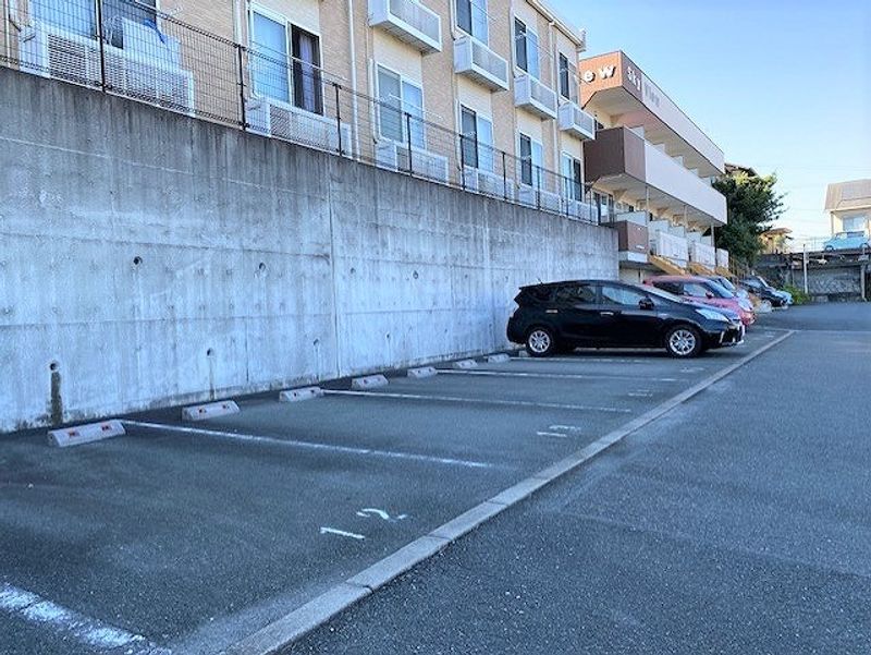 レオパレスバード 駐車場