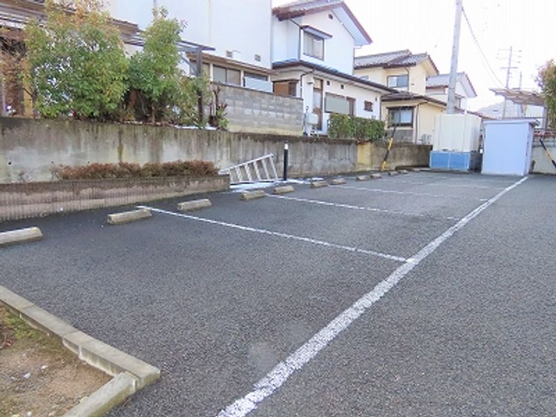 レオパレスウエストＴＯＫＵＭＡ 駐車場