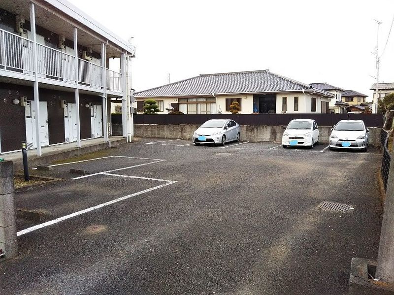 レオパレスアメニティハイツ 駐車場