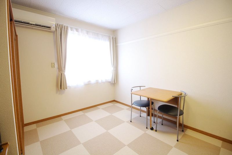 レオパレスドミール　今川 居間