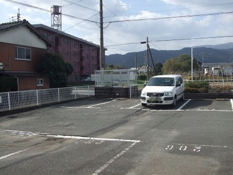 レオパレスマキシム 駐車場