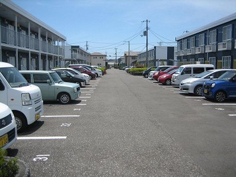 レオパレス南国２番館 駐車場