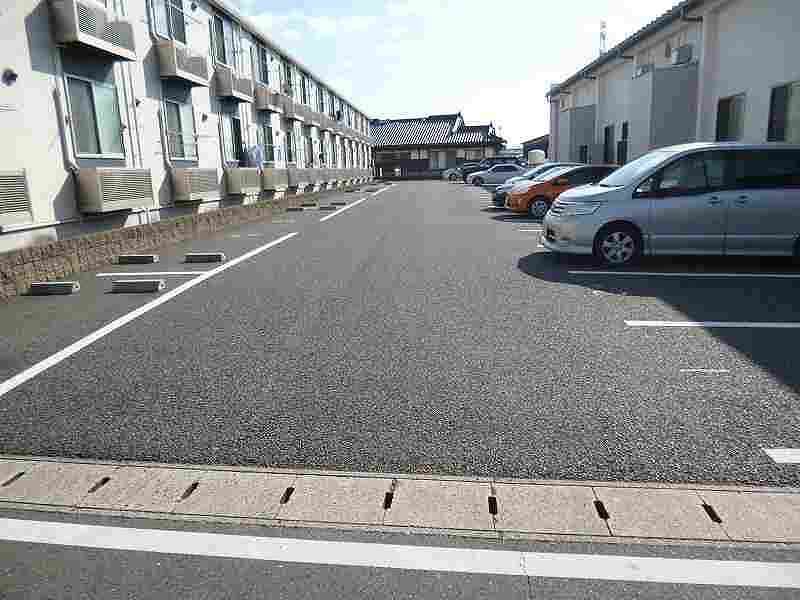 レオネクストセジュールカーサⅣ 駐車場