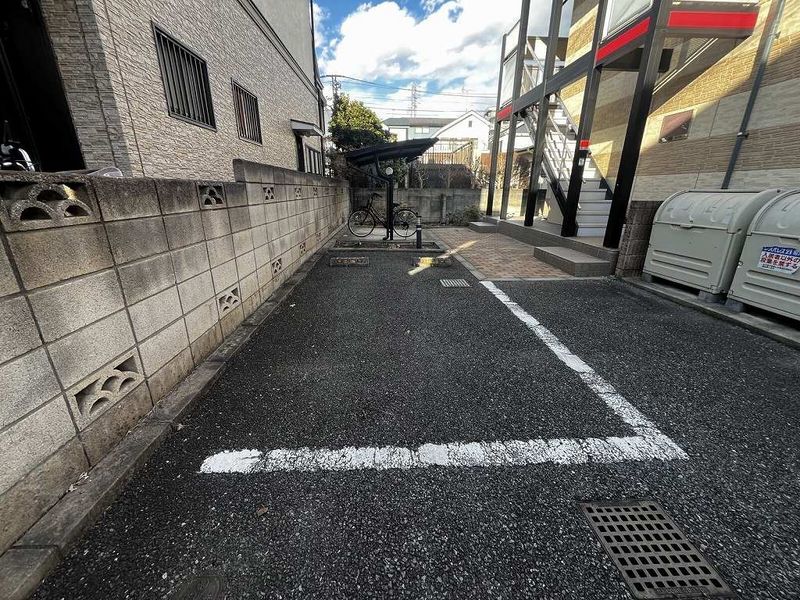 レオパレス愛風 駐車場