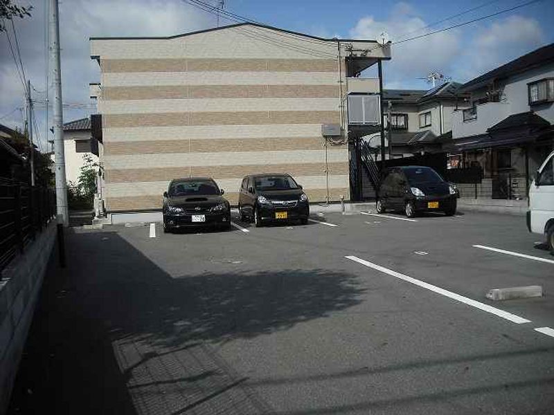 レオパレスゾネグランツ 駐車場