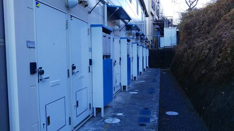 レオパレス郷ケ丘 玄関