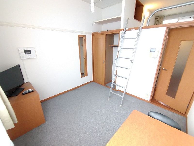 レオパレスクレスト笹塚 居間