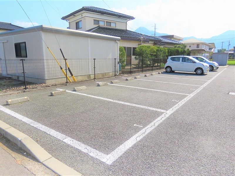 LEONEXT Etoile Nakamura II Parking lot