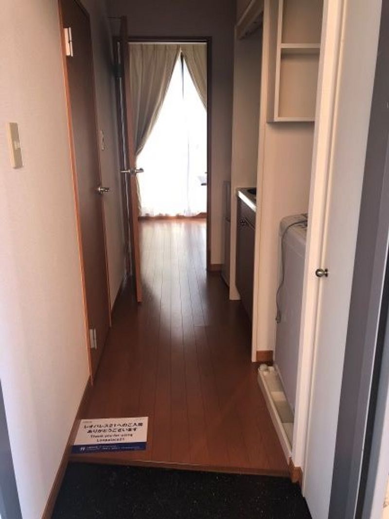 レオパレスかつらぎ 玄関