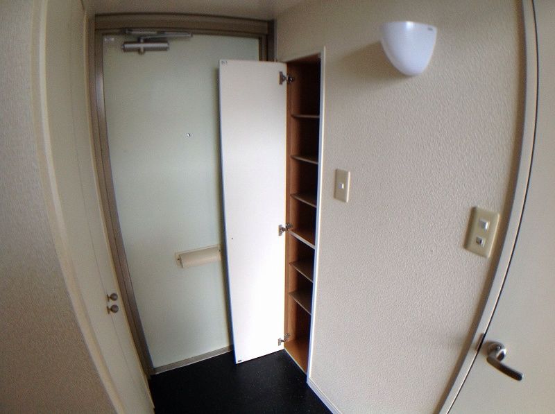 レオパレスジュネス 玄関