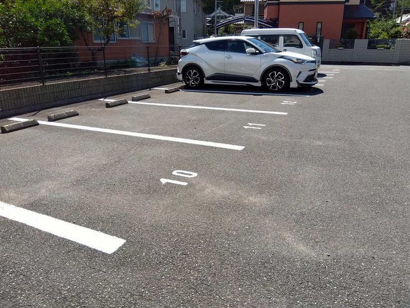 レオパレス中久 駐車場