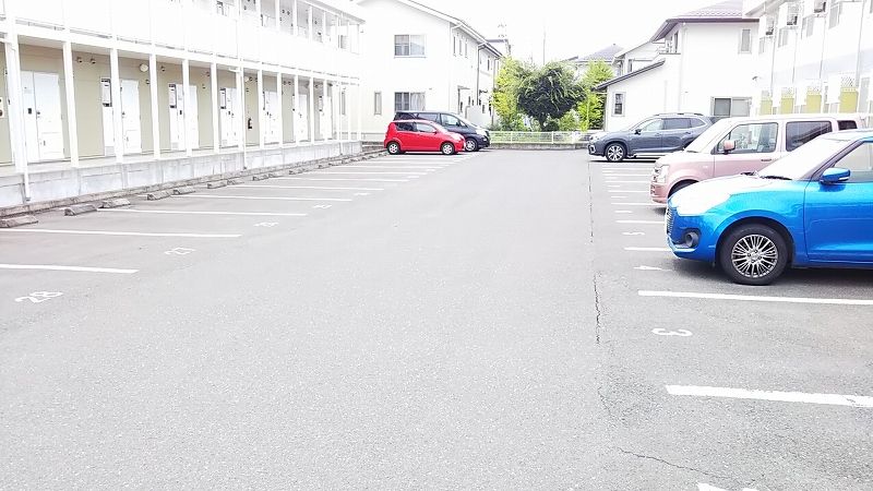 レオパレスｔｒｏｉｓピエールＡ 駐車場
