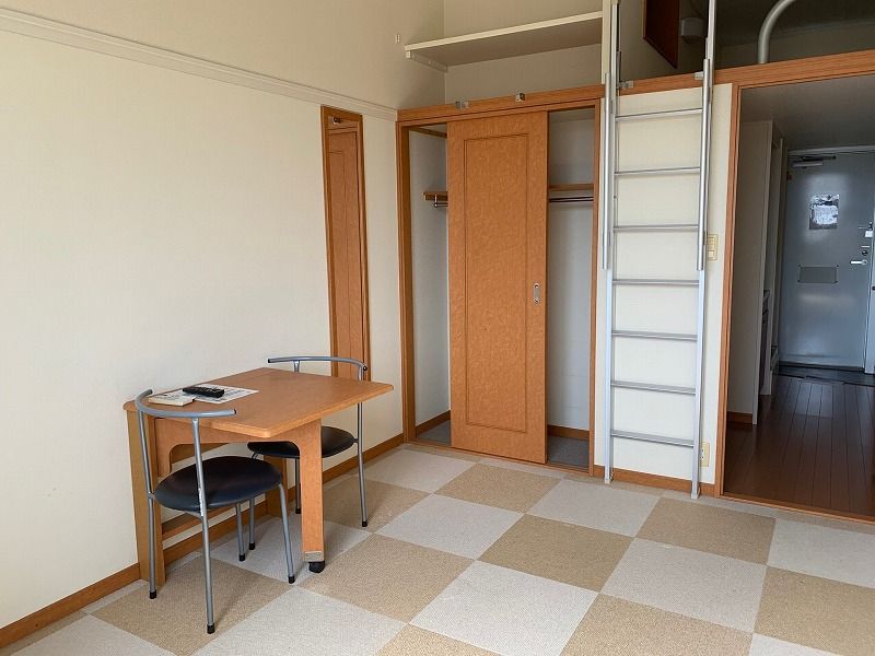 レオパレスウッドさちが丘 居間
