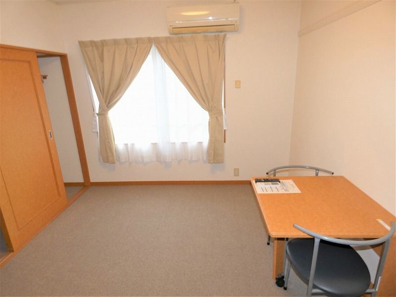 レオパレス加那 居間