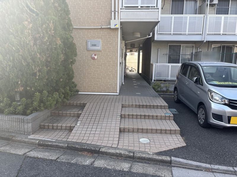 レオパレス嵯峨野 エントランス