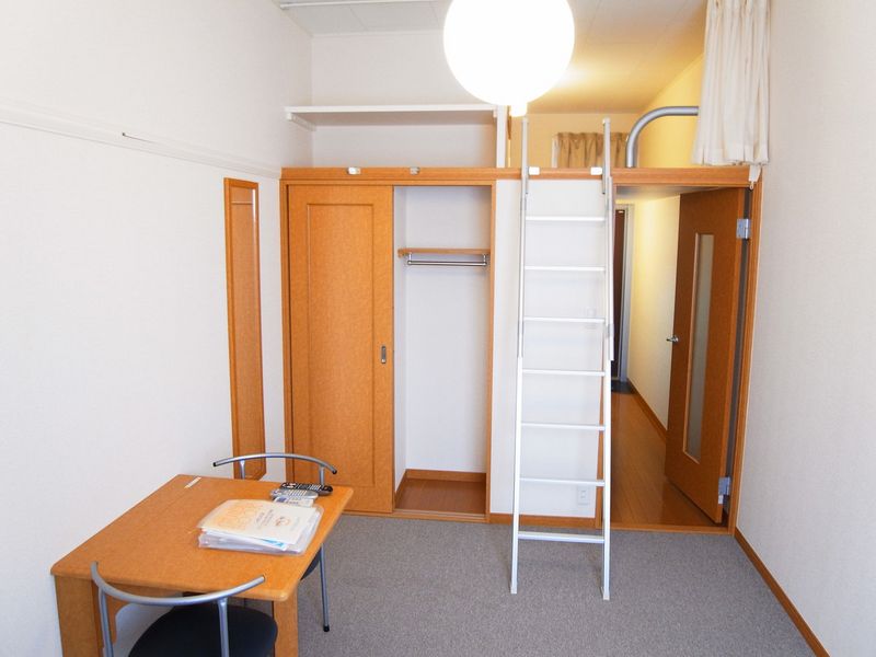 レオパレス松が岡ハイツⅡ 居間