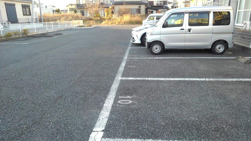 レオパレスアリエスニヤ 駐車場