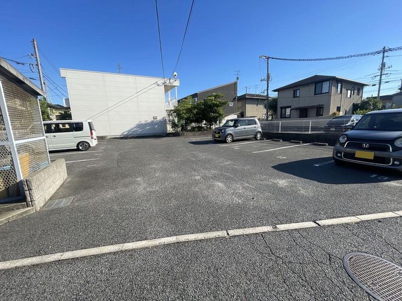 レオパレスひまわり 駐車場